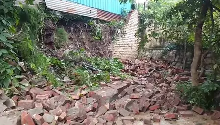 सिविल लाइंस में भारी बारिश के कारण गिरी कॉलोनी की दीवार, दो की मौत