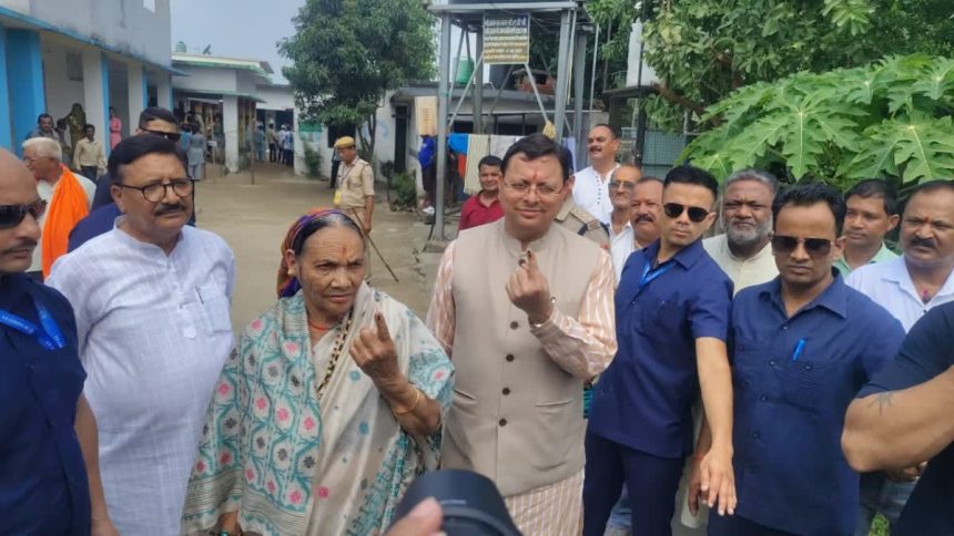 पंचायत चुनाव: सीएम धामी ने मां के साथ खटीमा में डाला वोट, लाइन में लगकर किया अपनी बारी का इंतजार 