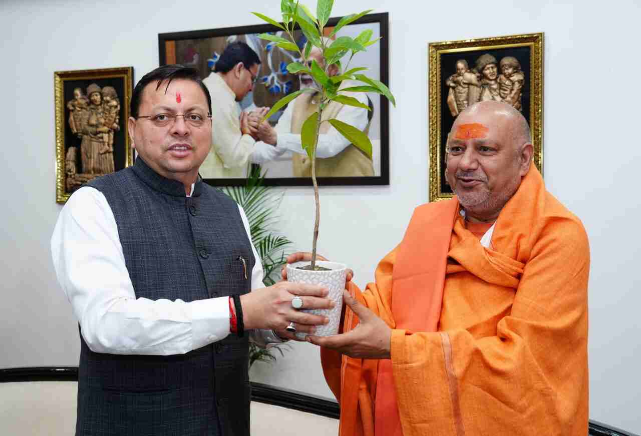 महामंडलेश्वर स्वामी श्री यतींद्रानंद गिरी महाराज ने की CM धामी से शिष्टाचार भेंट, राज्य सरकार द्वारा चलाये जा रहे ऑपरेशन कालनेमि की सराहना धामी का किया धन्यवाद