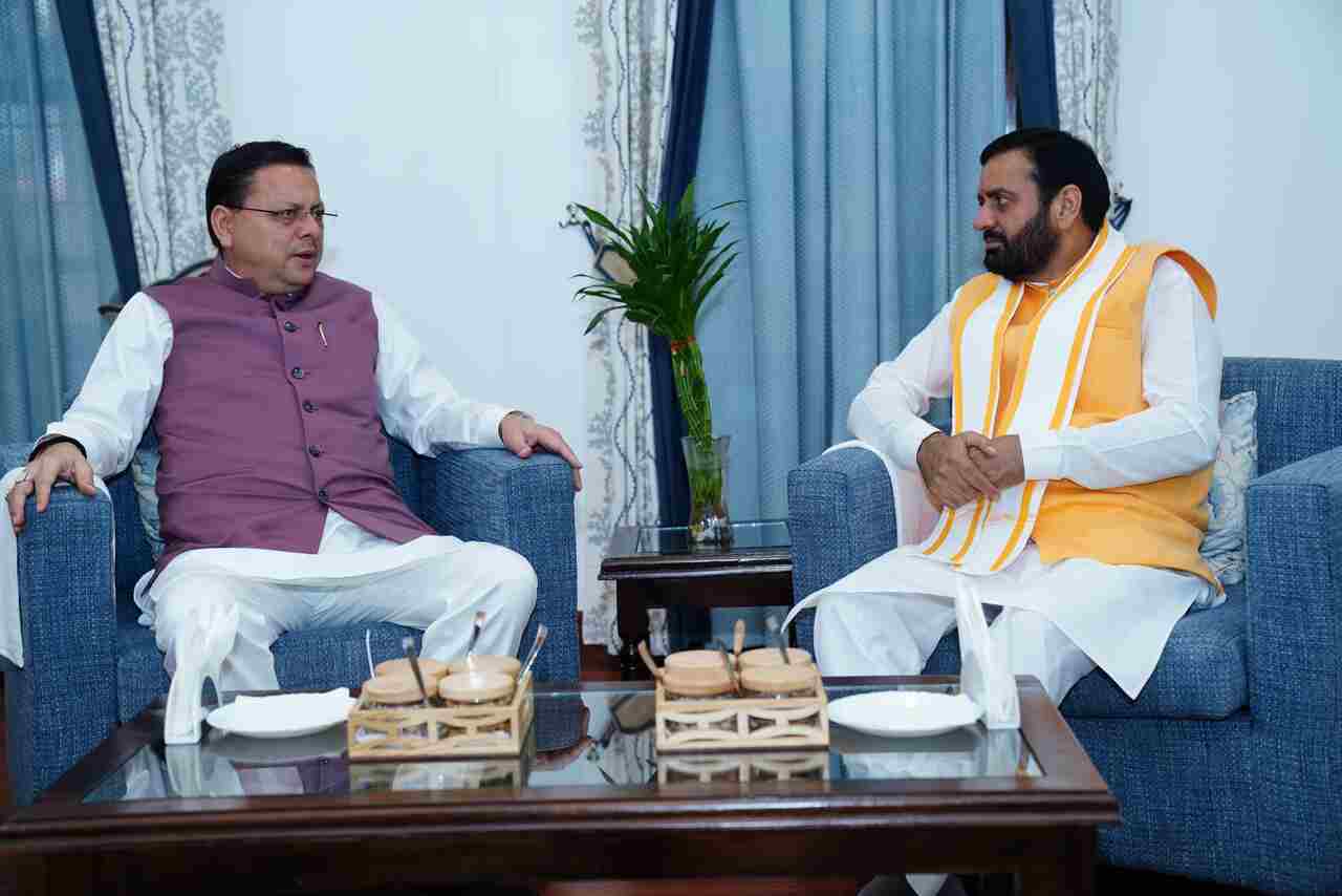 सीएम धामी से मिले हरियाणा के मुख्यमंत्री नायब सिंह सैनी, दोनों राज्यों के हितों से संबंधित विभिन्न समसामयिक  विषयों पर हुई चर्चा