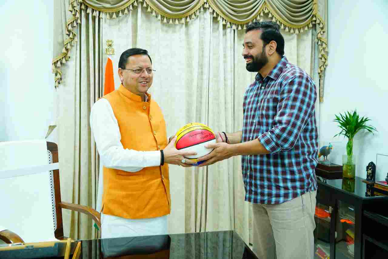 CM धामी से मिले इंडियन बास्केटबॉल टीम के कप्तान विशेष भृगुवंशी, CM ने सम्मानित करते हुए दी उज्ज्वल भविष्य की शुभकामनाएं