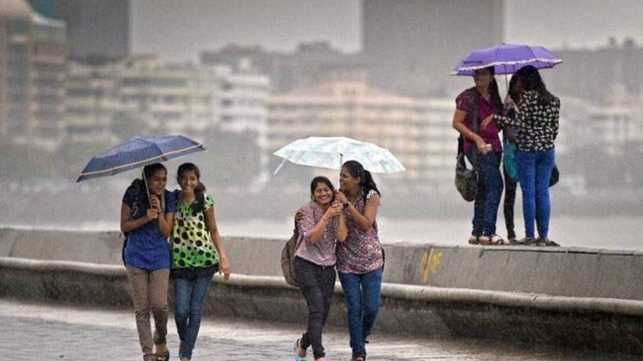 मानसून की बारिश अब कई इलाकों के लिए आफत बन गई है, जिसकी वजह से कई सड़कें बंद...