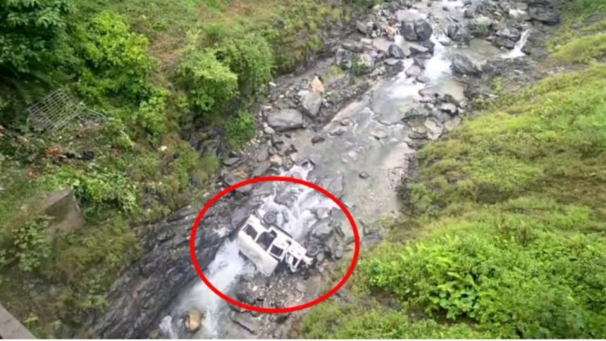उत्तराखंड के पिथौरागढ़ जिले में मुवानी से बोकटा जा रहा एक यात्री वाहन...