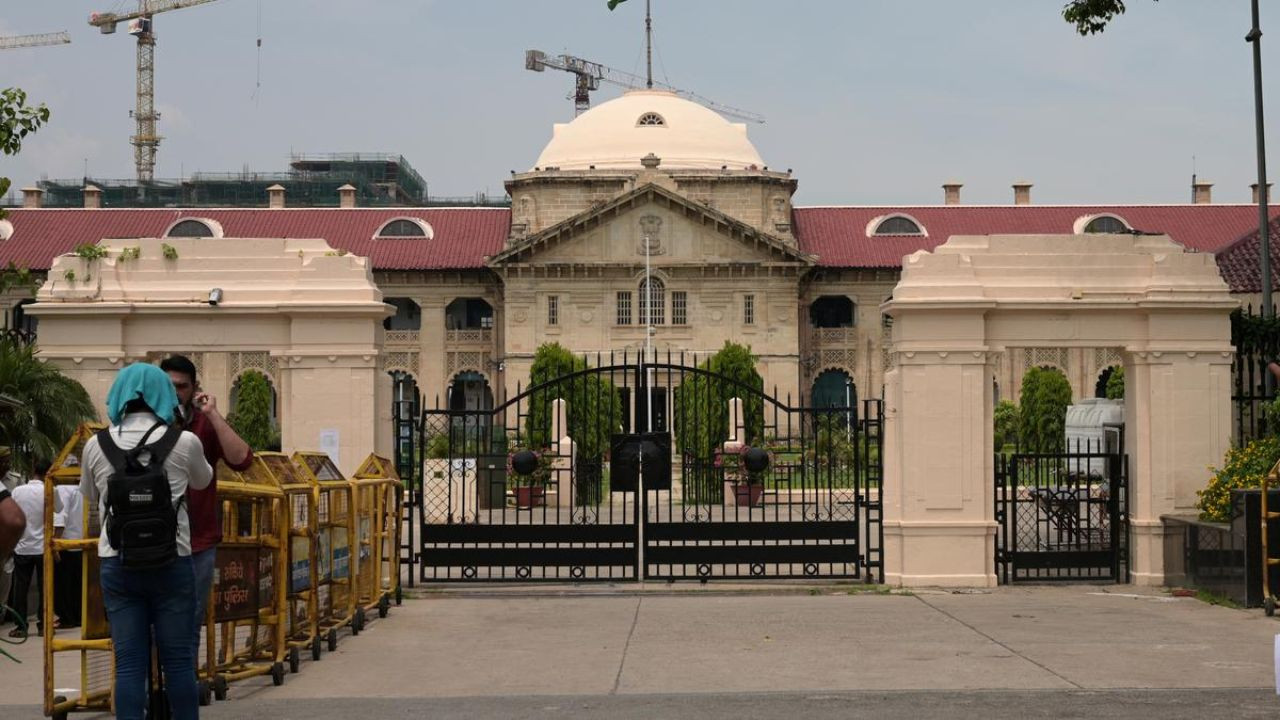 इलाहाबाद हाईकोर्ट के इस फैसले से उत्तर प्रदेश सरकार के स्कूलों के विलय की...