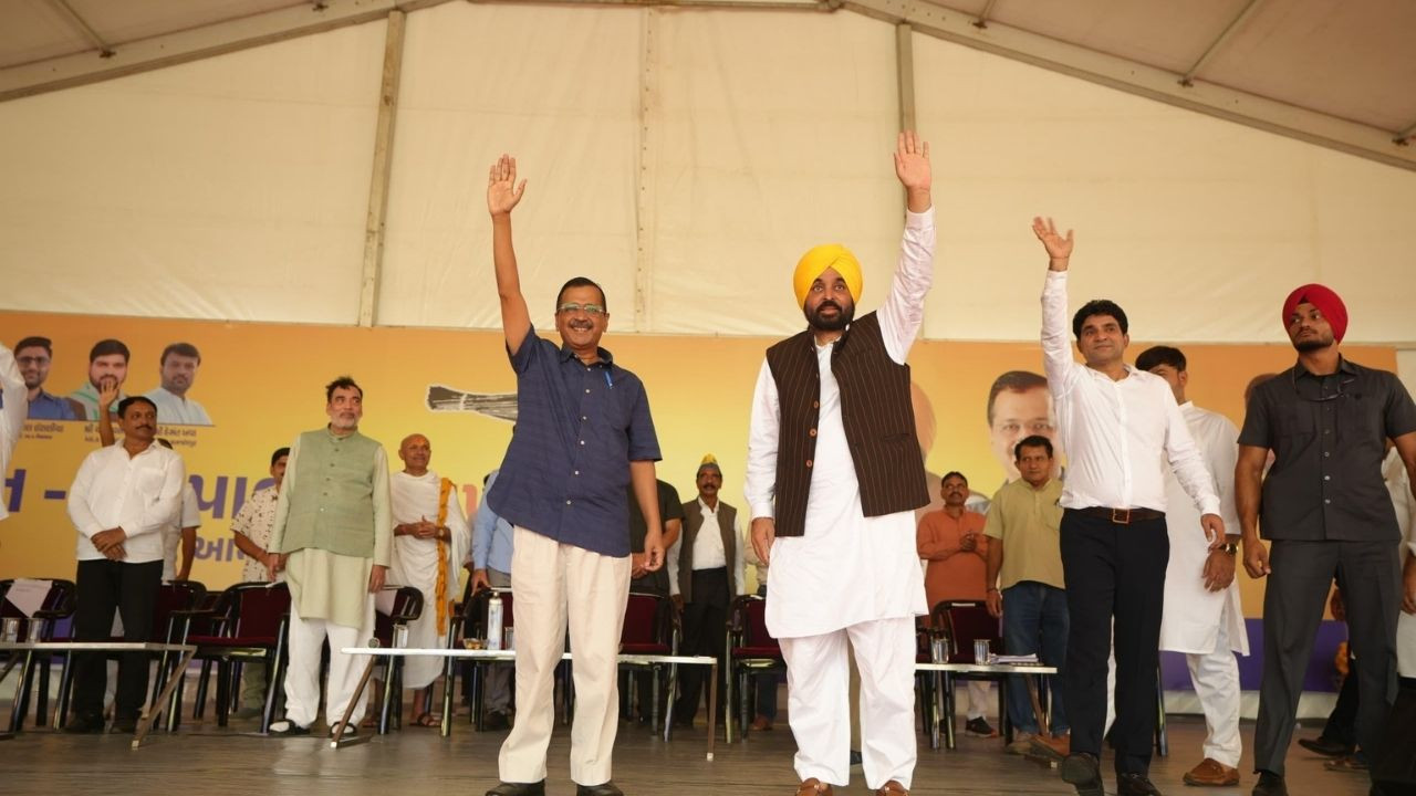 गुजरात के मोडासा में हुई महापंचायत में अरविंद केजरीवाल और भगवंत मान ने...