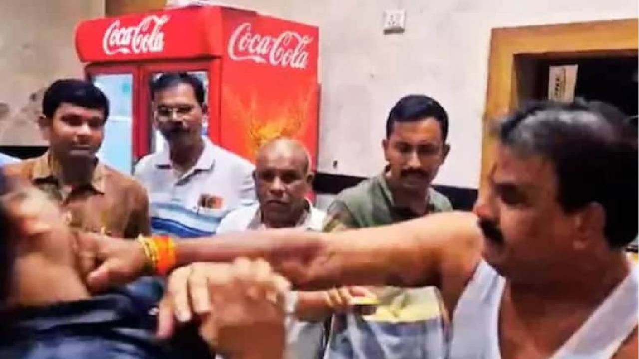 गायकवाड़ का एक वीडियो वायरल हुआ था जिसमें वह कथित तौर पर खराब व बासी खाना...