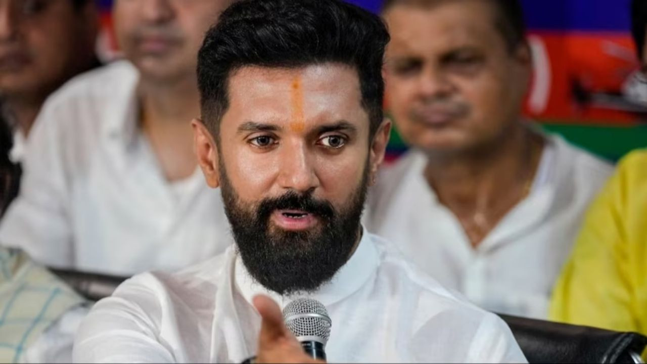 बिहार के मुंगेर में एक जनसभा को संबोधित करते हुए केंद्रीय मंत्री और लोक...