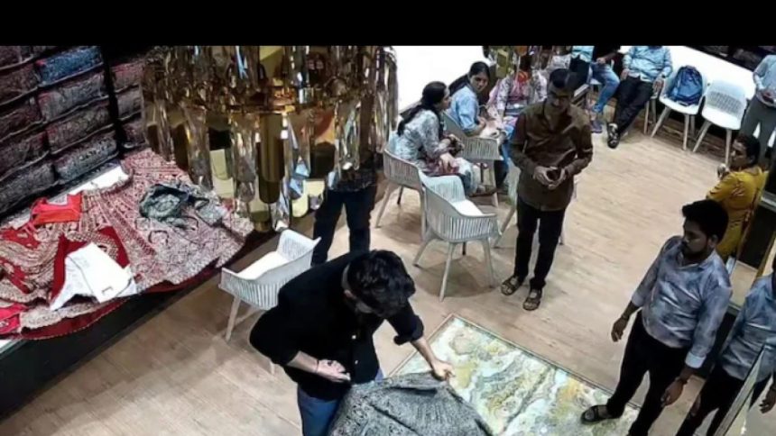 महाराष्ट्र के कल्याण इलाके में एक युवक ने अपनी मंगेतर के लिए खरीदी गई 32,000...