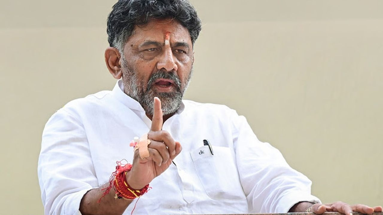 कर्नाटक के डिप्टी सीएम डीके शिवकुमार की काफिले की एस्कॉर्ट गाड़ी मंड्या...