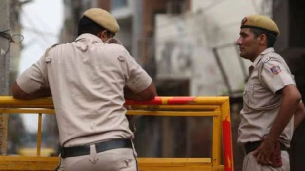 दिल्ली की राजधानी में एक दिल दहला देने वाली घटना सामने आई है, जहां एक महिला...