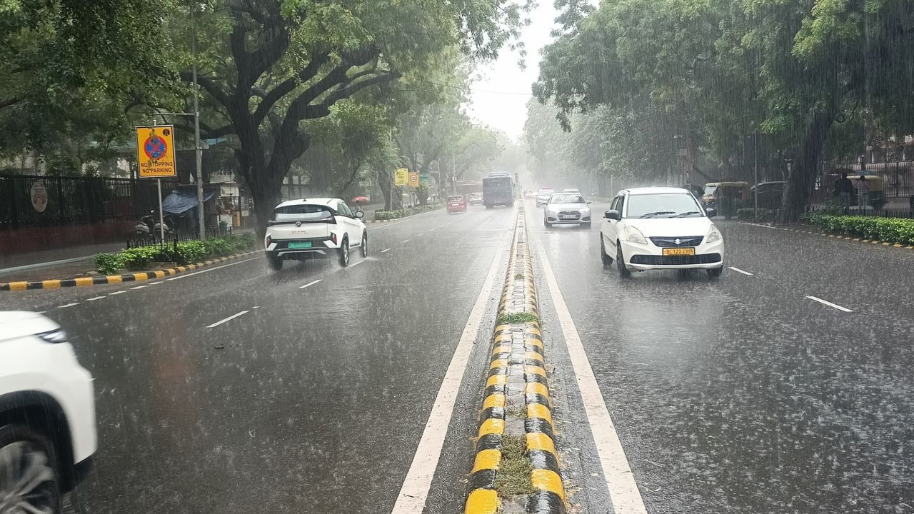 दिल्ली-NCR में तेज बारिश शुरु हो गई है. बारिश की वजह से यहां लोगों को उमस से...