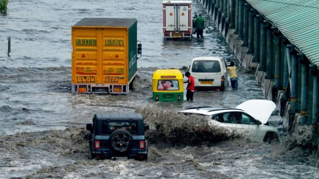 गुरुग्राम में भारी बारिश के कारण प्रशासन ने गुरुवार, 10 जुलाई को सभी...