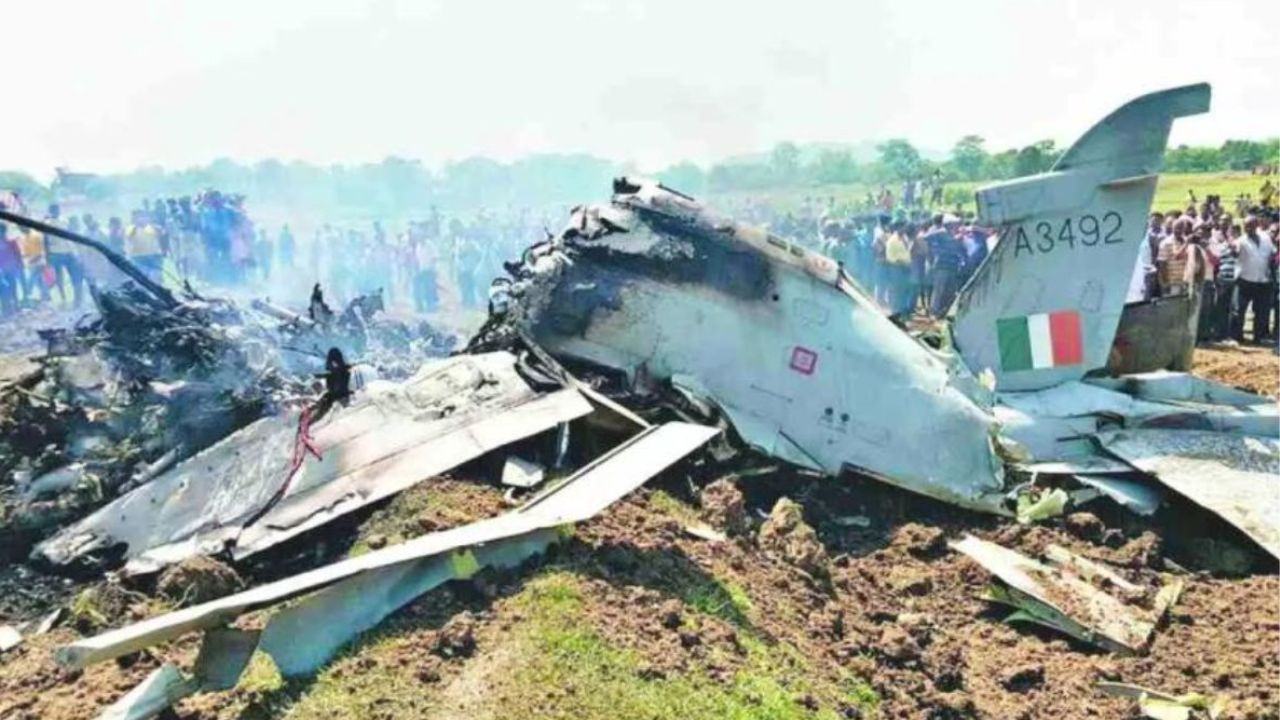 घटनास्थल पर वायुसेना की एक डायरी भी मिली, जिसे स्थानीय पुलिस स्टेशन के...