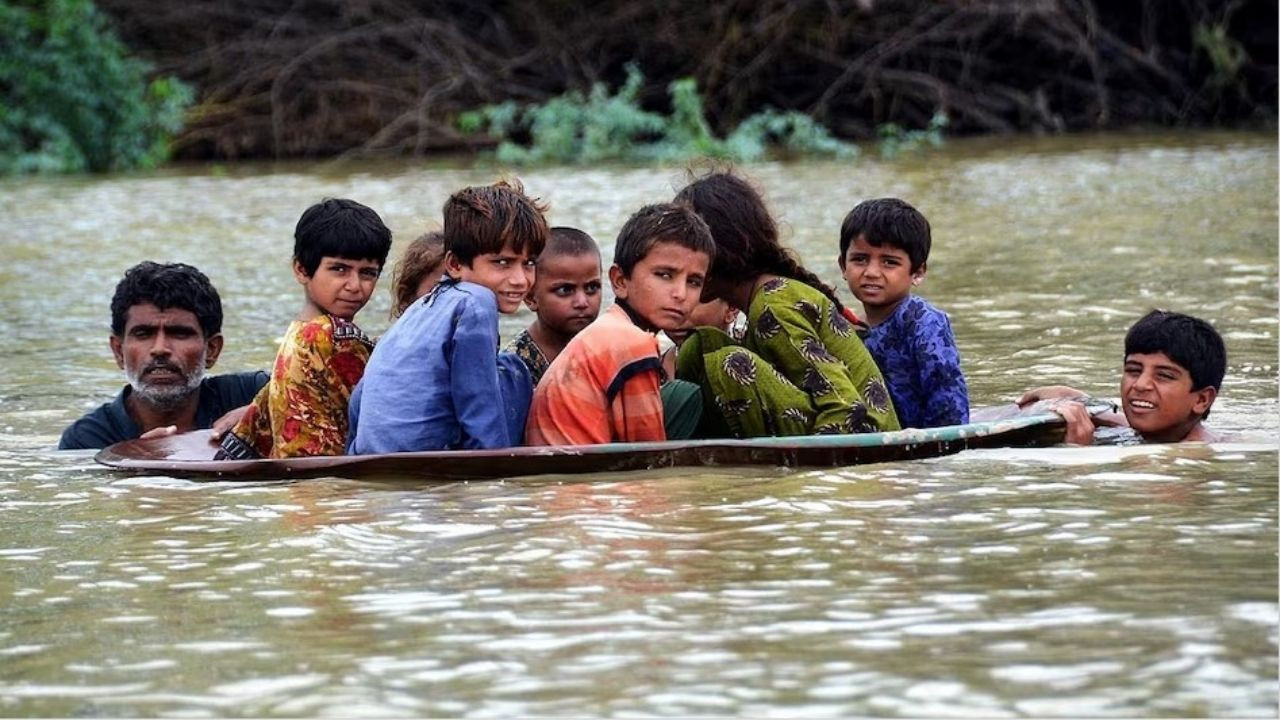 केंद्र सरकार ने इस साल बाढ़ और भूस्खलन से जूझ रहे छह राज्यों- असम, मणिपुर,...