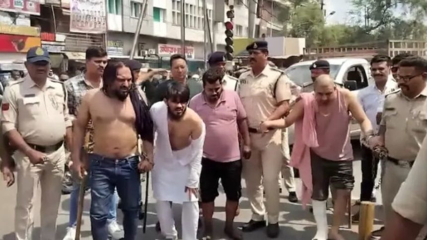 भोपाल के गैंगस्टर जुबैर मौलाना को गिरफ्तार करने के बाद उसके सिर, दाढ़ी और...