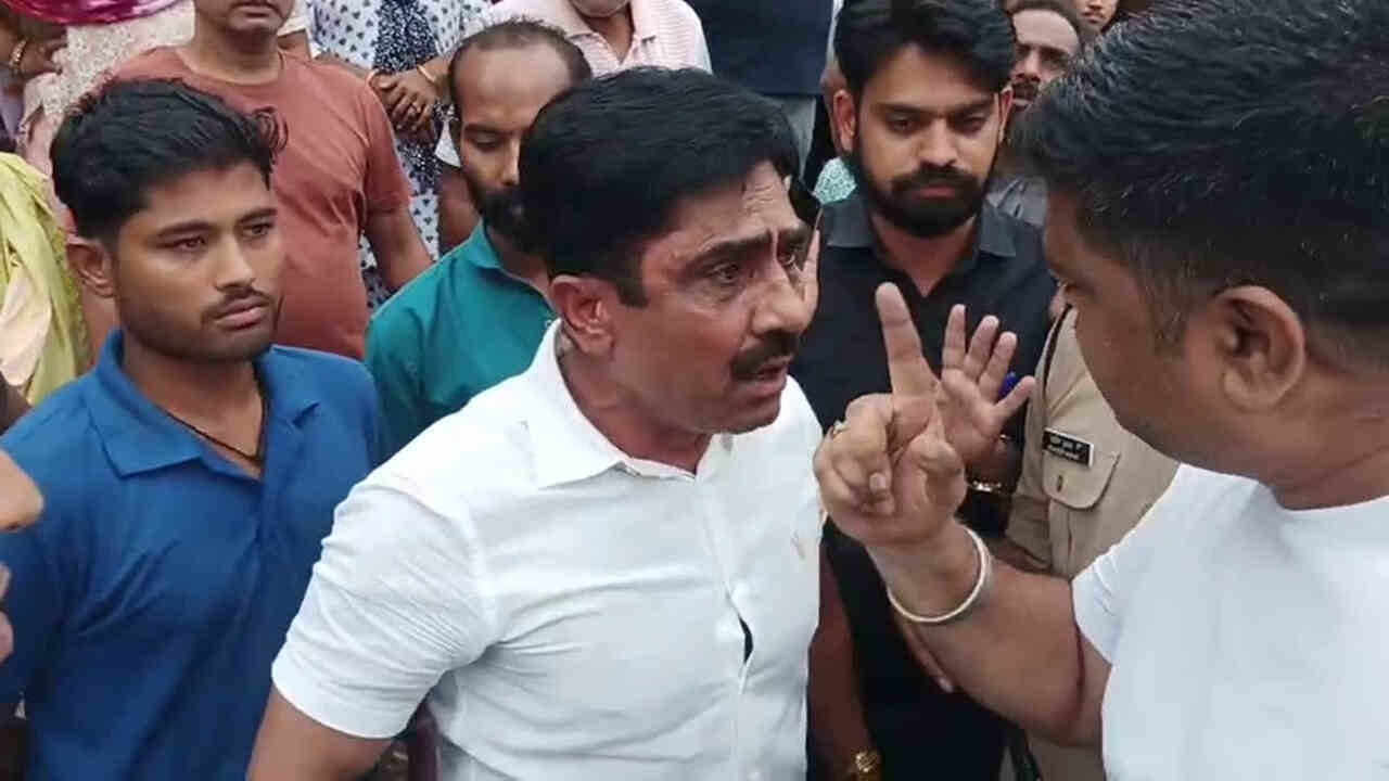 ऋषिकेश मेयर से कांग्रेस नेता की बीच सड़क पर तीखी नोकझोंक, पुलिस बुलानी पड़ी, जानिए पूरा मामला 
