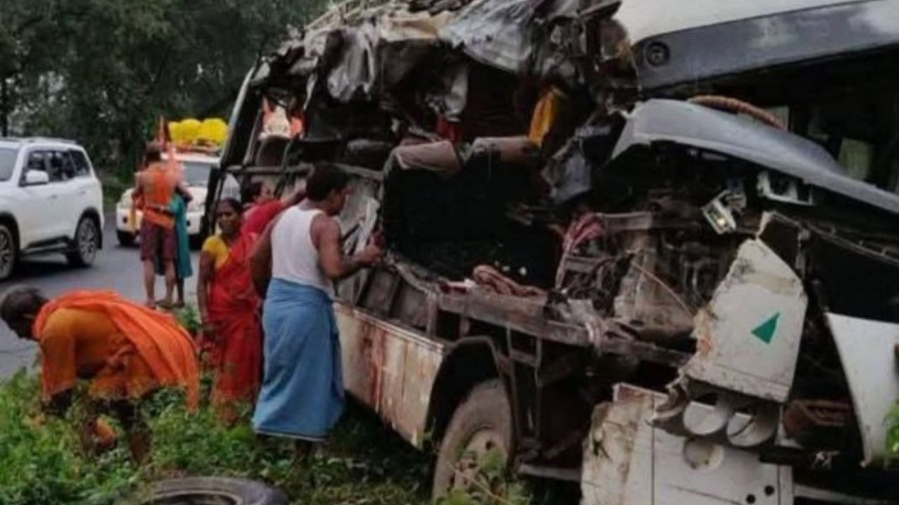 झारखंड के देवघर में श्रावण मास के दौरान बाबा बैद्यनाथ धाम जा रहे...