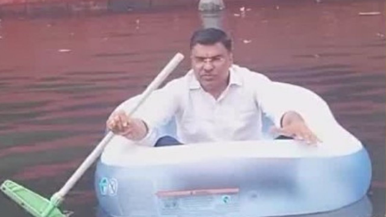 दिल्ली के खजूरी खास इलाके में जलभराव की गंभीर समस्या को उजागर करते हुए आम...