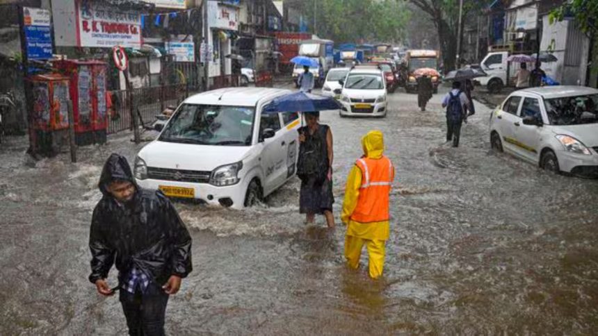 मुंबई में लगातार हो रही भारी बारिश के चलते भारतीय मौसम विभाग (IMD) ने राज्य के...