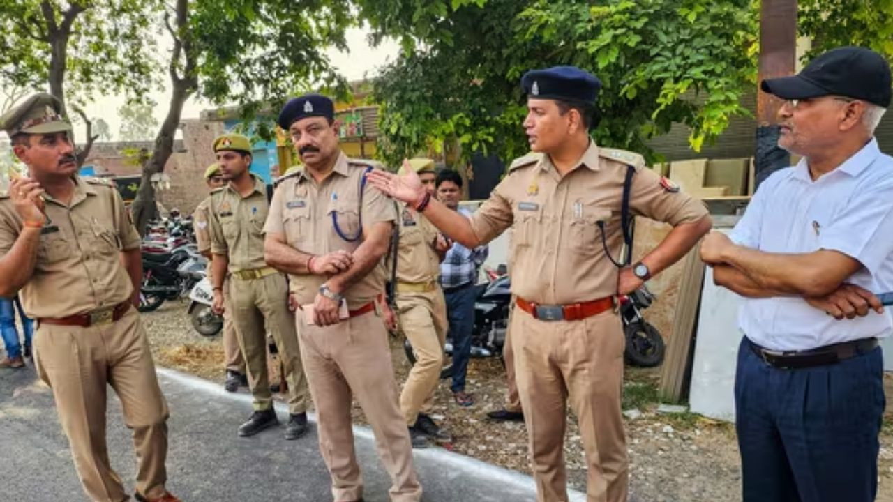पुलिस ने बताया कि उत्तर प्रदेश की 15 वर्षीय दलित लड़की को एक बड़े किशोर ने...