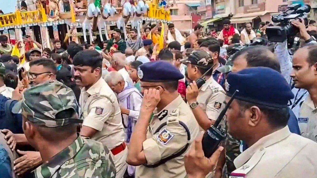 सरकार ने त्वरित कार्रवाई करते हुए पुरी के जिलाधिकारी सिद्धार्थ एस. स्वैन...