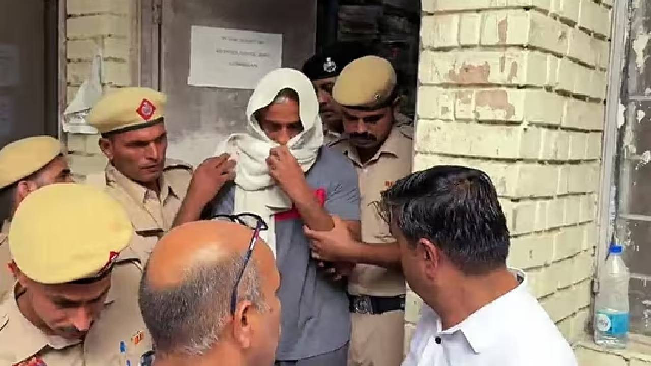 51 वर्षीय दीपक ने गुरुवार सुबह करीब 10:30 बजे सुषांत लोक-2 के ब्लॉक-जी में अपने...
