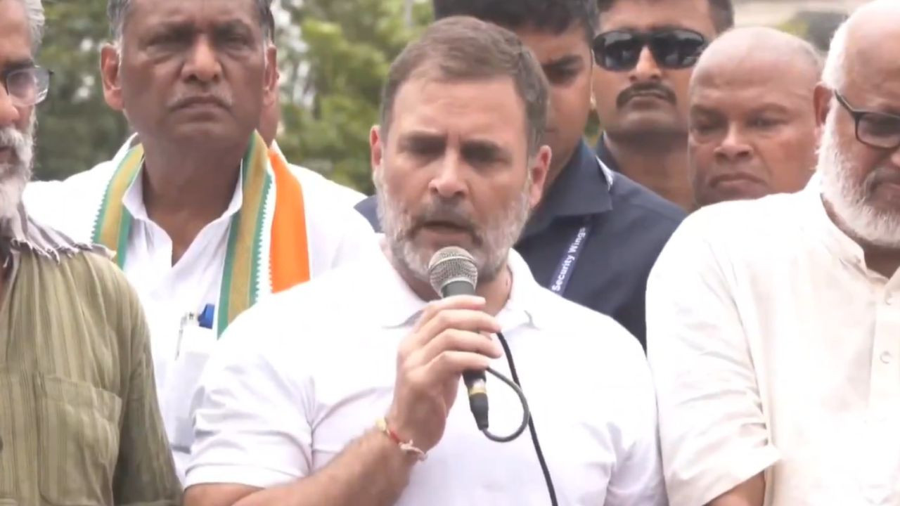 राहुल गांधी ने पटना में मतदाता सूची पुनरीक्षण पर कहा कि यह गरीबों का वोट...