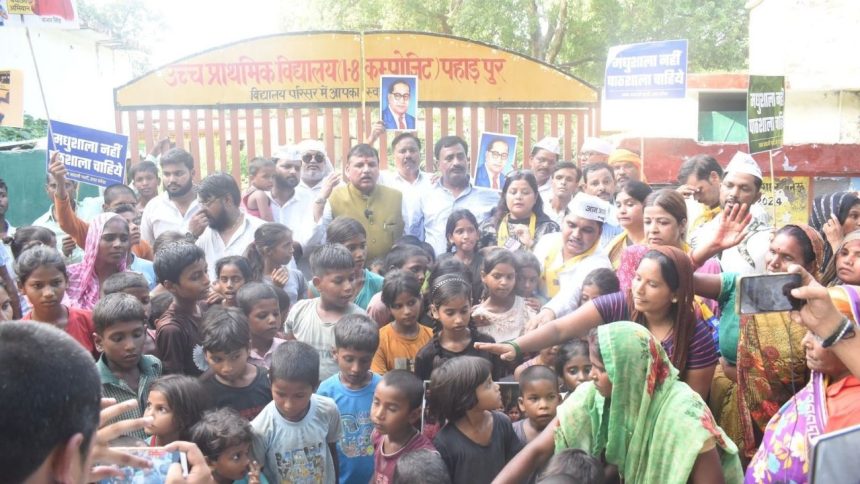आम आदमी पार्टी के राज्यसभा सांसद संजय सिंह ने लखनऊ के सहपुरवा गांव में बंद...