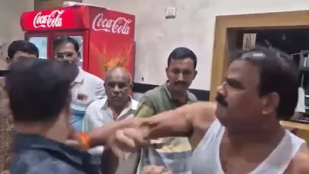 Shiv Sena MLA Video: आकाशवाणी के विधायक आवास पर घटना हुई. संजय गायकवाड़ ने दावा किया कि...