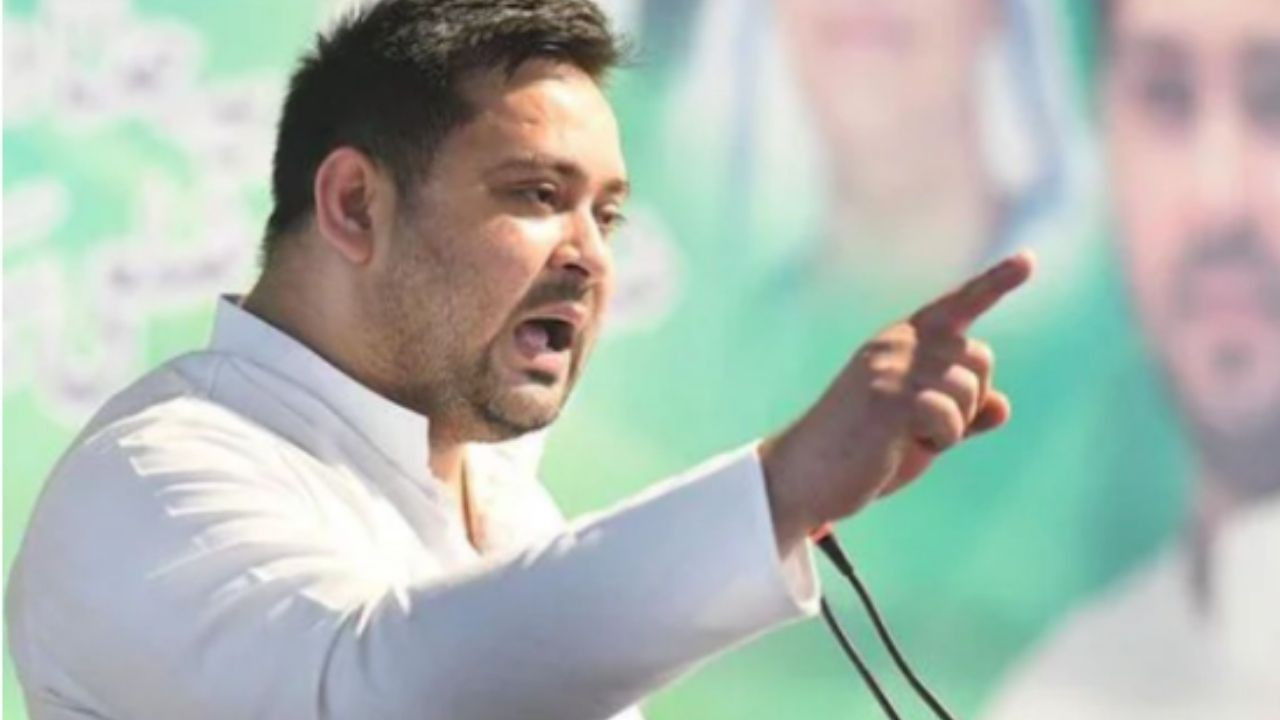 पटना में रविवार को आरजेडी नेता तेजस्वी यादव के भाषण के दौरान पोडियम से...