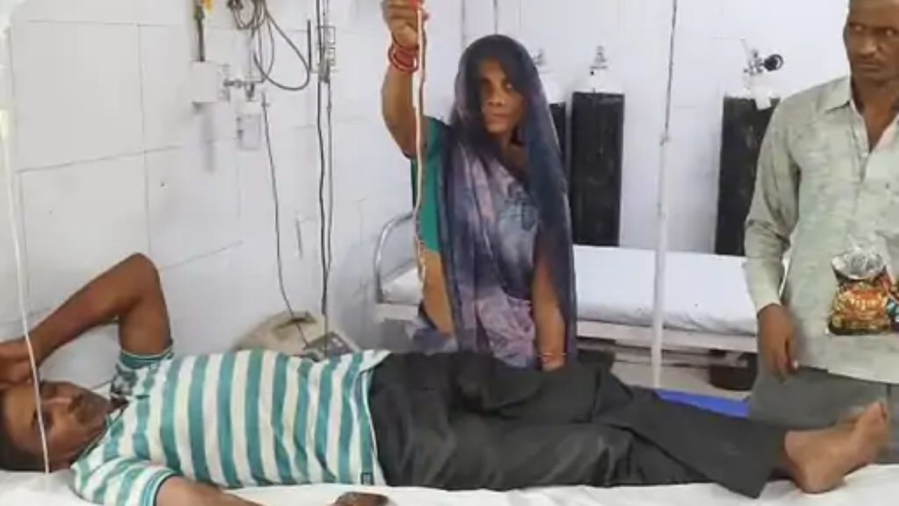 UP Snake Bite Incident: महोबा में एक महिला अपने पति को सांप काटने के बाद अस्पताल पहुंची...