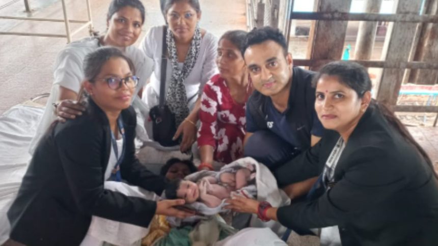 उत्तर मध्य रेलवे के झांसी स्टेशन पर शनिवार को एक गर्भवती महिला को ट्रेन...