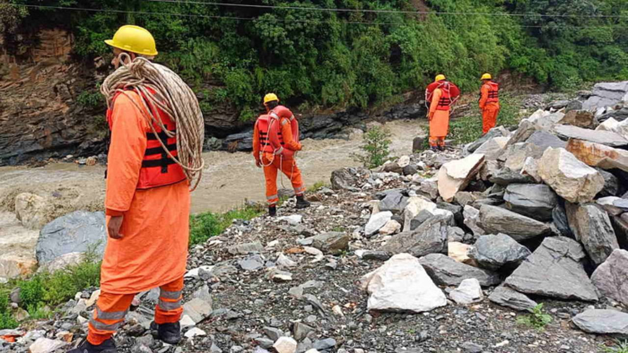 Uttarakhand Cloudburst: उत्तरकाशी में बादल फटने के बाद लापता सात मजदूरों की तलाश जारी है....