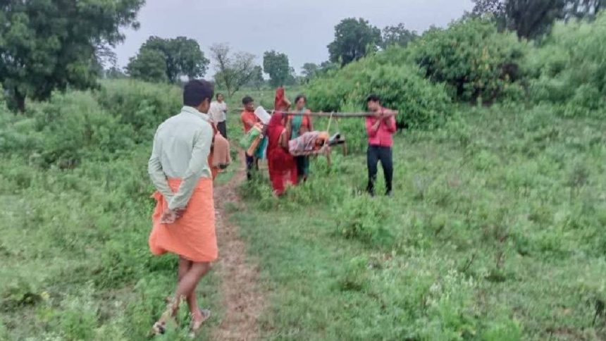 इससे पहले, इसी क्षेत्र में गर्भवती महिला लीला साहू ने सड़क की मांग उठाई थी....