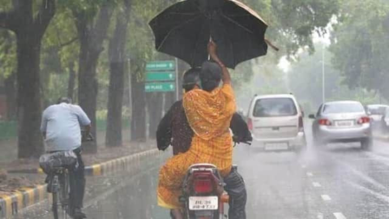 उत्तर भारत के पहाड़ों में मानसूनी बारिश जन-जीवन अस्त-व्यस्त कर रही है....