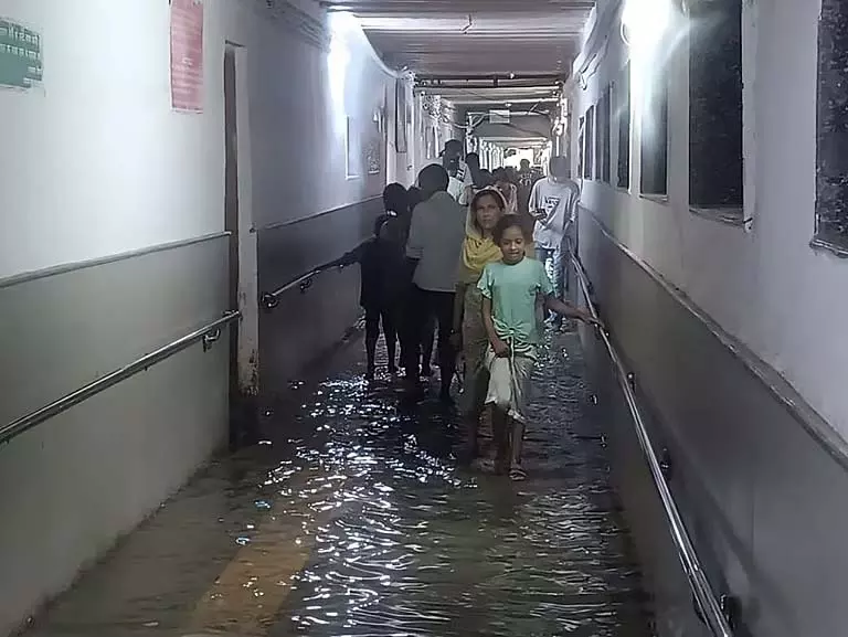 Delhi rain: सफदरजंग अस्पताल में जलभराव, मरीज घुटनों तक पानी में