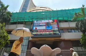 सेंसेक्स 585 अंक फिसलकर बंद, फार्मा इंडेक्स 3 प्रतिशत से अधिक गिरा