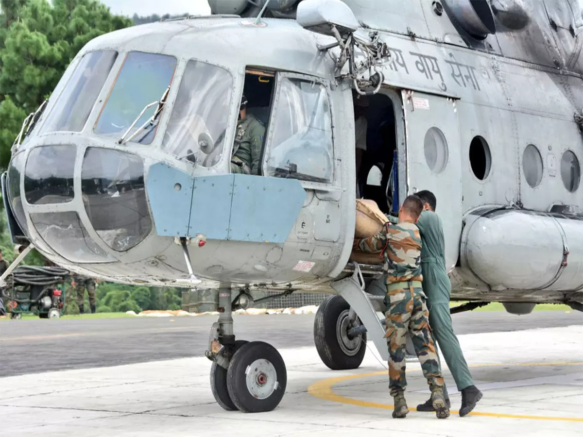 Manipur: चुराचांदपुर में भारतीय वायुसेना और असम राइफल्स द्वारा संयुक्त राहत अभियान चलाया गया
