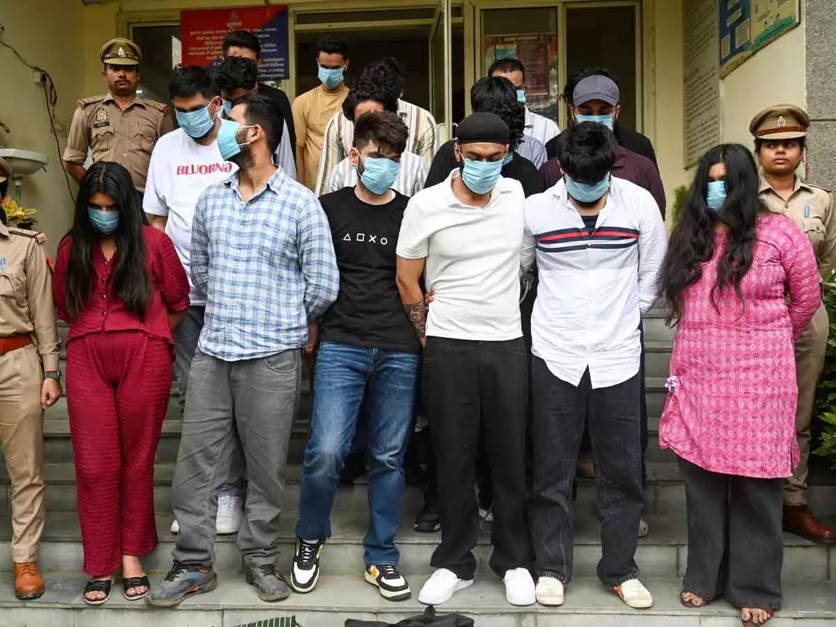 ग्रेजुएशन पास युवक-युवतियों ने खोल रखे थे फर्जी कॉल सेंटर, छापेमारी में हुआ भंडाफोड़