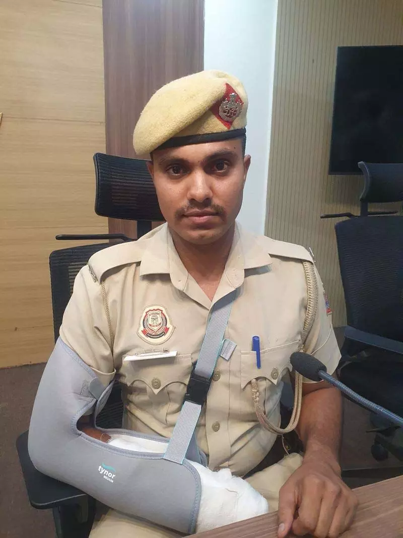 पुलिस ने छह किलोमीटर तक पीछा करने के बाद तीन चोरों को पकड़ा