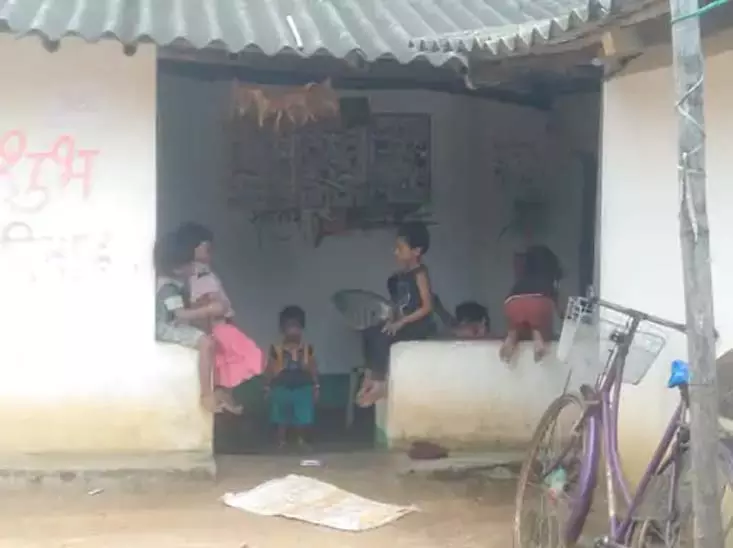 जर्जर भवन में बच्चों की जिंदगी से खिलवाड़, कार्यकर्ता अपने घर में चला रही आंगनबाड़ी
