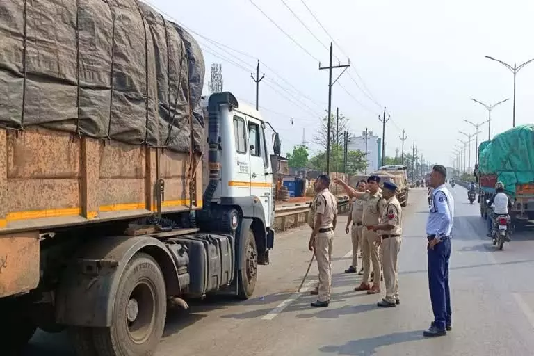 यातायात नियमों के पालन की अपील, टाटीबंध थाना पुलिस का जनजागरूकता अभियान