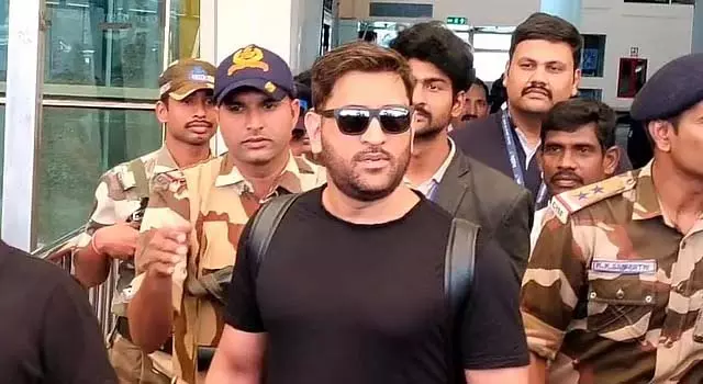 कोयम्बटूर पहुंचने पर धोनी का हवाई अड्डे पर उत्साहपूर्ण स्वागत किया गया