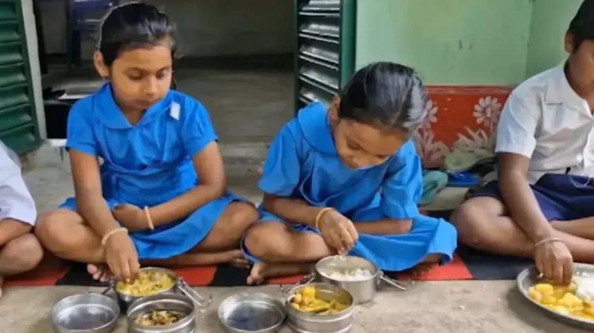 ओडिशा स्कूल में बुरा मध्याह्न भोजन, दाल रहित दालमा और सड़े आलू