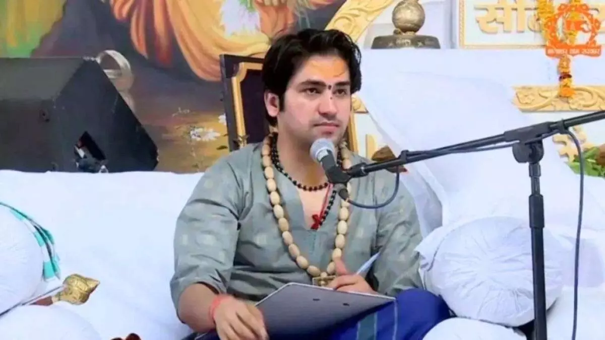 पंडित धीरेंद्र शास्त्री पर विवादित टिप्पणी करने वाले प्रोफेसर पर गिरी गाज, FIR दर्ज