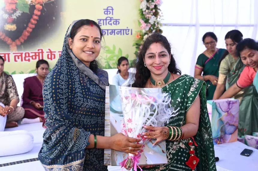 सावन के रंगों में रंगा मंत्री निवास, महिला पत्रकारों संग मंत्री लक्ष्मी राजवाड़े ने लिया उत्सव का आनंद