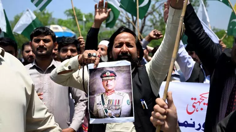 Pakistan के सबसे ताकतवर व्यक्ति के खिलाफ गुस्सा कैसे उबल रहा है?