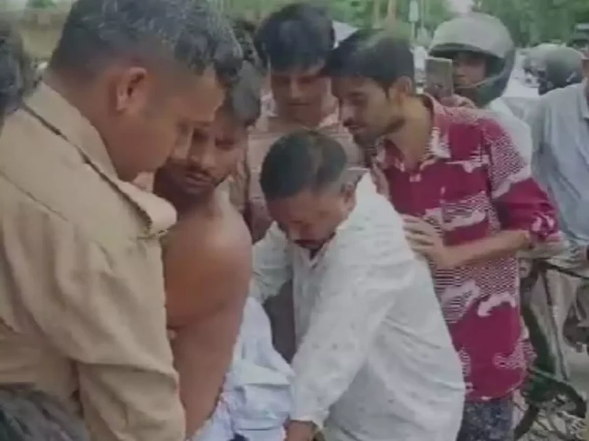 ATM कार्ड चुरा रहे ठग की पिटाई, लोगों ने पकड़ा