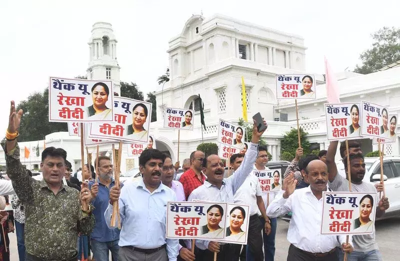 दिल्ली में स्कूली शिक्षा विधेयक पर आप और भाजपा में जुबानी जंग