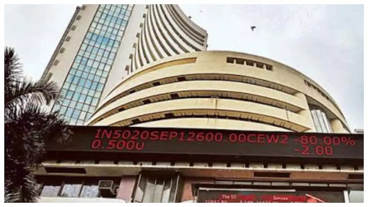 आरबीआई की रेपो दर स्थिर, शेयर बाजार में हल्की कमजोरी देखी गई